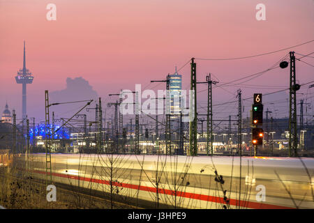 Allemagne, Cologne, train à grande vitesse ICE dans le quartier Deutz, tour de télévision et le KoelnTurm haut bâtiment. Banque D'Images