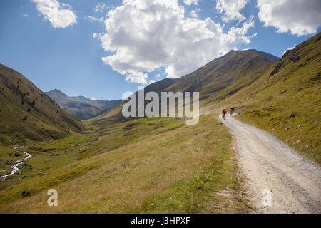 La haute montagne en descente à grande vitesse sur une route de terre extrêmement raide. Banque D'Images