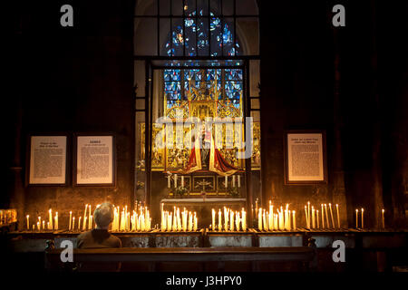 La NLD, Pays-Bas, Maastricht, statue de la Vierge Marie dans la Basilique Notre Dame Étoile de la mer. Banque D'Images