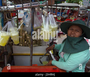 Un vendeur de jus de canne à sucre à Phnom Penh, Cambodge. Banque D'Images