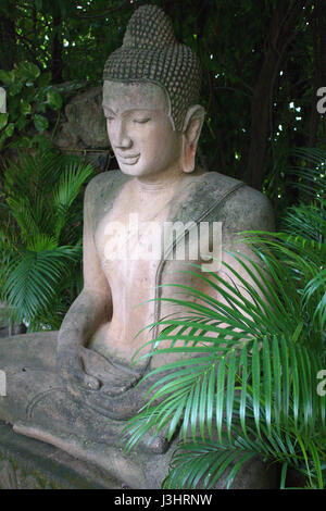 Statue du Bouddha assis à l'extérieur de Wat Phnom dans l'enceinte du Palais Royal, Phnom Penh, Cambodge. Banque D'Images
