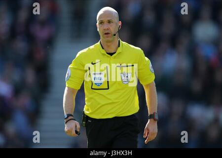 ANTHONY TAYLOR PREMIERSHIP ARBITRE ARBITRE PREMIERSHIP STADIUM OF LIGHT DE SUNDERLAND EN ANGLETERRE 10 Avril 2016 Banque D'Images