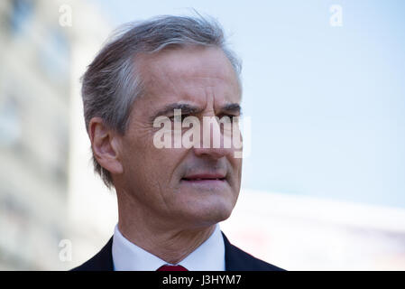 La chef du Parti du Travail Norvégien Jonas Gahr Støre assiste à la célébration de la journée annuelle de mai à Oslo, Norvège, le 1 mai 2017. Gahr Støre pourrait devenir le prochain premier ministre si son parti remporte les élections nationales de septembre. Banque D'Images