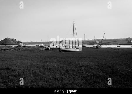 Paysage noir et blanc des bateaux de pêche amarrés sur l'ALN et de l'estuaire de la rivière. Banque D'Images