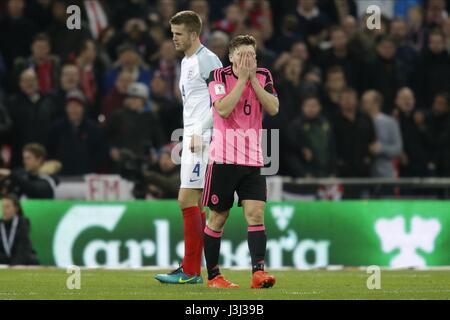 ERIC DIER et JAMES FORREST l'Angleterre v l'Écosse au stade de Wembley Londres Angleterre 11 Novembre 2016 Banque D'Images