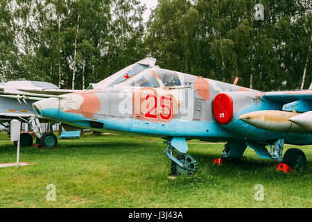 Militaire blindé soviétique russe attaque subsonique chasseur-bombardier aéronautique est à l'aérodrome. Avion conçu pour fournir un appui aérien rapproché aux troupes JE Banque D'Images