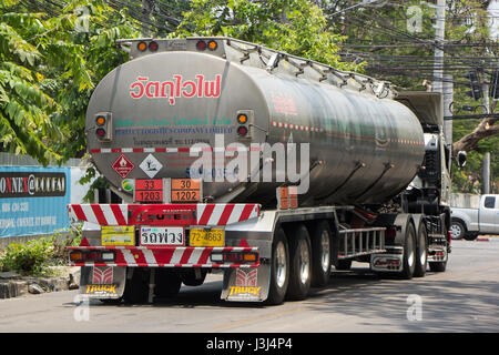 CHIANG MAI, THAÏLANDE - 25 avril 2017 : l'huile de camion logistique parfaite Société de transport de l'huile. Chariot de Petro à proximité de la gare la gare de Chiangmai. Banque D'Images