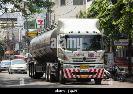 CHIANG MAI, THAÏLANDE - 25 avril 2017 : l'huile de camion logistique parfaite Société de transport de l'huile. Chariot de Petro à proximité de la gare la gare de Chiangmai. Banque D'Images