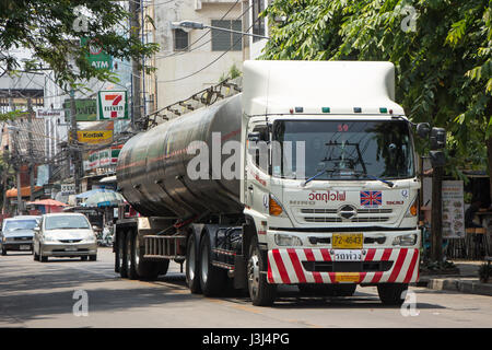 CHIANG MAI, THAÏLANDE - 25 avril 2017 : l'huile de camion logistique parfaite Société de transport de l'huile. Chariot de Petro à proximité de la gare la gare de Chiangmai. Banque D'Images