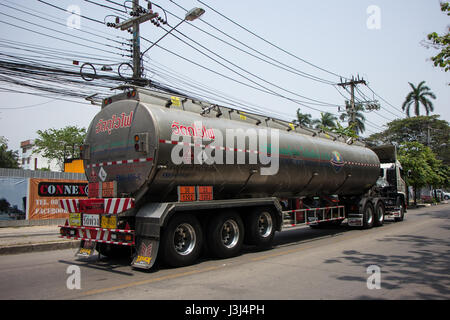 CHIANG MAI, THAÏLANDE - 25 avril 2017 : l'huile de camion logistique parfaite Société de transport de l'huile. Chariot de Petro à proximité de la gare la gare de Chiangmai. Banque D'Images