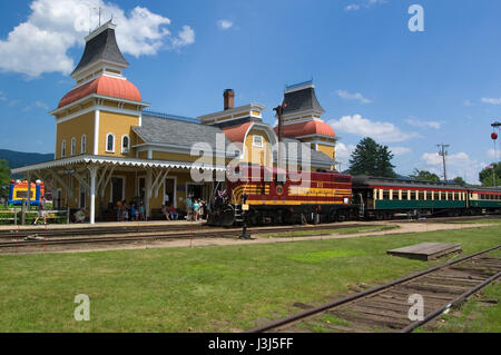 La gare de North Conway, New Hampshire, USA avec le train panoramique en tirant. Banque D'Images