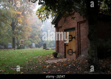 Ancien cimetière des pionniers et pierres tombales dans le brouillard Banque D'Images