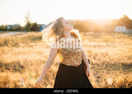 Très jolie grande taille unique Happy Smiling Woman Laughing Girl Woman Dancing in Summer Meadow. Fun, pratiquer des activités de plein air Nature de l'été. Banque D'Images