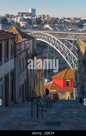 Ribeira Porto Portugal, vue au lever du soleil d'une scène de rue de quartier dans la vieille ville pittoresque derrière le bord de mer de Ribeira Portugal, Europe Banque D'Images