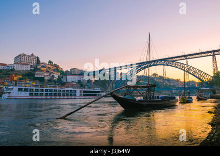 Croisière Porto Portugal, vue à l'aube d'un bateau de croisière touristique naviguant le long du fleuve Douro dans le centre de la ville de Porto, Portugal. Banque D'Images