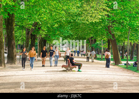 Parc de Porto Portugal, vue sur les jeunes qui marchent et se détendent dans le parc Jardins do Palacio de Cristal à Porto, Portugal. Banque D'Images
