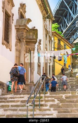 La vieille ville de Porto, vue sur les jeunes explorant la vieille ville derrière le quartier de Ribeira dans le centre de Porto, Portugal. Banque D'Images