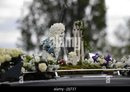 Tributs floraux sur un corbillard transportant le cercueil de Leslie Rhodes, qui sont morts dans l'attaque de Westminster, arrive à North East Surrey crématorium à Morden avant ses funérailles. Banque D'Images