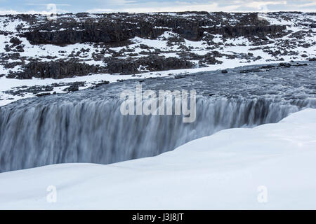 Sur le Dettifoss Jökulsá á Fjöllum river en hiver le plus puissant d'Europe, cascade dans le parc national du Vatnajökull, dans le nord-est de l'Islande Banque D'Images