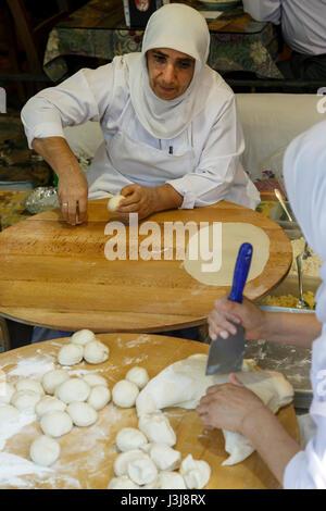 Women making pain turc, Istanbul, Turquie Banque D'Images