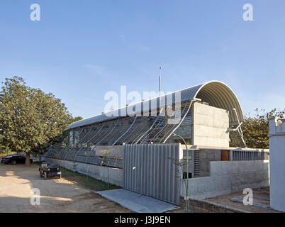 Vue extérieure côté rue. Le Pool Studio de Matharoo Associates, Ahmedabad, Inde. Architecte : Matharoo Associates, 2016. Banque D'Images