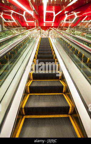 Low angle shot d'un escalator. Banque D'Images