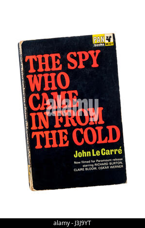 Dvd copie de l'espion qui venait du froid de John Le Carré (David Cornwell). D'abord publié en 1963. Banque D'Images