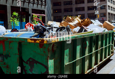 New York Ville Manhattan sur conteneurs bennes qui coule en étant remplis d'ordures Banque D'Images