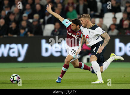 Jonathan Calleri, de West Ham United, et Toby Alderweireld, de Totenham Hotspur, se battent pour le ballon lors du match de la Premier League au London Stadium, à Londres. APPUYEZ SUR ASSOCIATION photo. Date de la photo: Vendredi 5 mai 2017. Voir PA Story FOOTBALL West Ham. Le crédit photo devrait se lire comme suit : Adam Davy/PA Wire. RESTRICTIONS : aucune utilisation avec des fichiers audio, vidéo, données, listes de présentoirs, logos de clubs/ligue ou services « en direct » non autorisés. Utilisation en ligne limitée à 75 images, pas d'émulation vidéo. Aucune utilisation dans les Paris, les jeux ou les publications de club/ligue/joueur unique. Banque D'Images