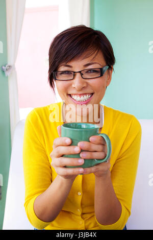 Asian woman boire du café le matin. Banque D'Images