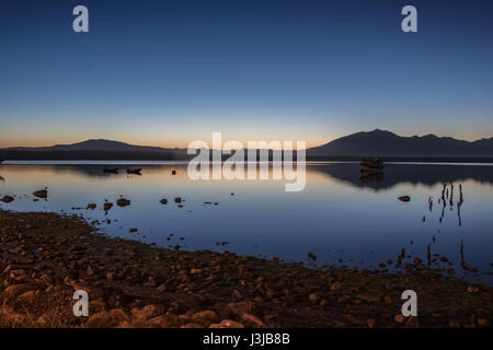 Coucher du soleil paisible sur le fjord à Puerto Natales, Chili Banque D'Images