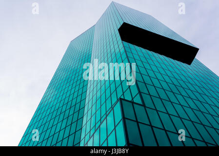 Gratte-ciel moderne en verre anonyme de dessous Banque D'Images