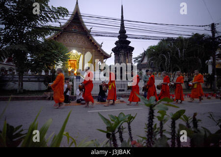 Des moines au matin dans la ville de Luang Prabang au nord du Laos en Southeastasia. Banque D'Images