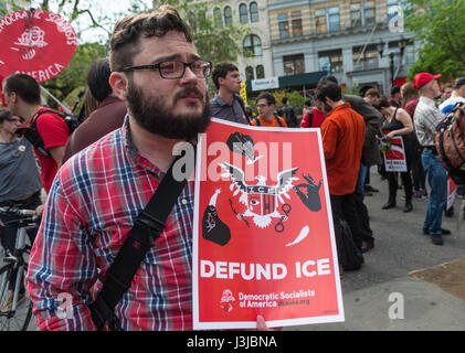 New York, NY 1 mai 2017 - manifestant avec un signe à defund ICE (Immigration and Customs Enforcement) socialistes démocratiques à un premier mai pour la Journée internationale des travailleurs dans l'Union Square Park. ©Stacy Walsh Rosenstock/Alamy Live News Banque D'Images