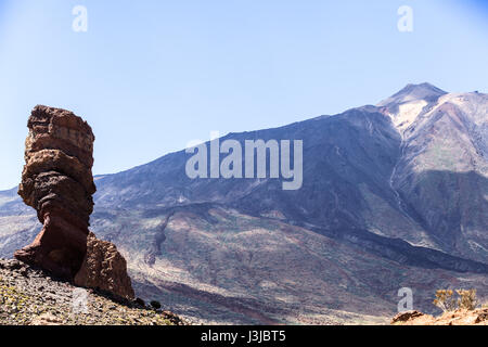 Roque Cinchado plus visité dans les îles Canaries, Espagne. Une formation rocheuse unique et un lieu emblématique de l'île de Ténérife situé près de Volcan Teide Banque D'Images