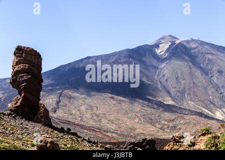 Roque Cinchado plus visité dans les îles Canaries, Espagne. Une formation rocheuse unique et un lieu emblématique de l'île de Ténérife situé près de Volcan Teide Banque D'Images