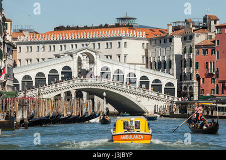 Ambulance de l'eau sur le Grand Canal à Venise. Banque D'Images