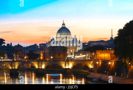 La vue du coucher de soleil du Vatican avec la Basilique Saint Pierre et Sant'Angelo's Bridge, Rome, Italie. Banque D'Images