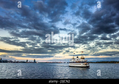 Un grand angle de visualisation d'un ferry sur le port de Toronto, la position de les îles de Toronto au coucher du soleil. Banque D'Images