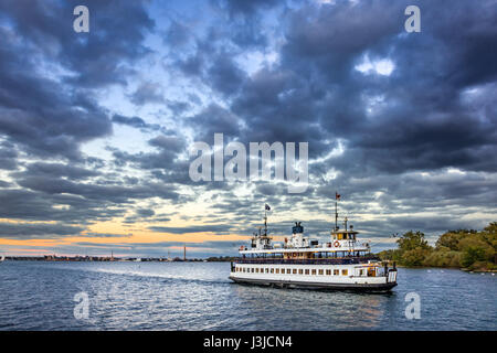 Vue grand angle d'un ferry sur le port de Toronto, la position de la Toronto Island Park. Banque D'Images