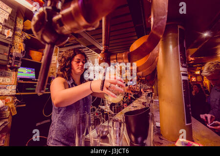 Bruxelles, Belgique - 11 août, 2015 : barman au bar de la bière en tapotant le délire grand verre avec plusieurs autres robinets à côté. Banque D'Images