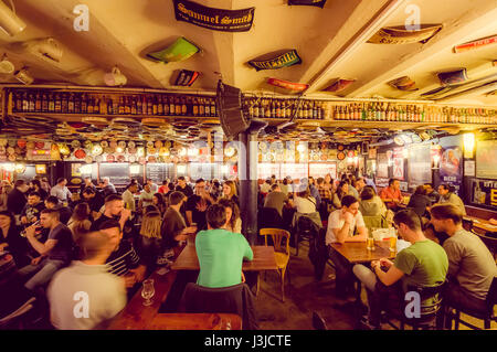 Bruxelles, Belgique - 11 août, 2015 : délire célèbre bar intérieur aperçu salle bondée de personnes jouissant de leurs bières. Banque D'Images