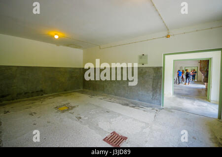 Dachau, Allemagne - 30 juillet 2015 : chambre à gaz au camp de concentration, comme vu de l'intérieur de la vue. Banque D'Images