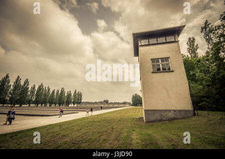 Dachau, Allemagne - 30 juillet 2015 : grand tours de ciment comme vu à partir du sol à l'intérieur de camp de concentration, donnant sur cour prisonniers. Banque D'Images