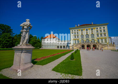 Nymphenburg, Allemagne - 30 juillet 2015 : beau palais vu de distance avec des statues des deux côtés de l'avenue menant au bâtiment. Banque D'Images