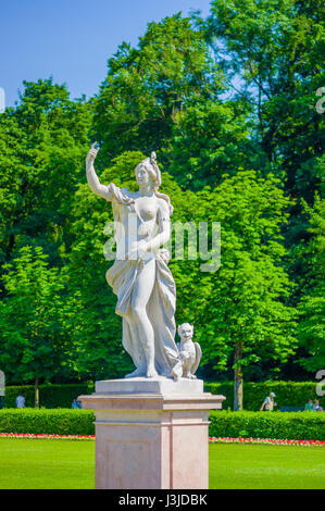 Nymphenburg, Allemagne - 30 juillet 2015 : Sculpture de femme, belle journée ensoleillée, herbe verte et arbustes dans les jardins du palais. Banque D'Images