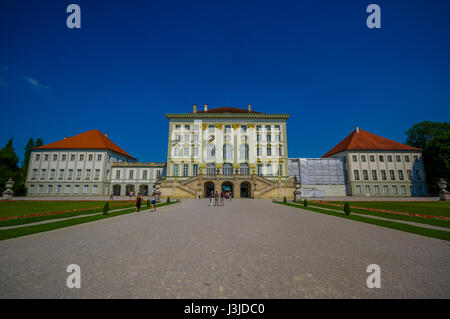 Nymphenburg, Allemagne - 30 juillet 2015 : Beau bâtiment palace comme vu de l'extérieur Vue avant, architecture royale avec décorations dorées sur façade. Banque D'Images