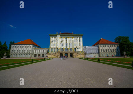 Nymphenburg, Allemagne - 30 juillet 2015 : Beau bâtiment palace comme vu de l'extérieur Vue avant, architecture royale avec décorations dorées sur façade. Banque D'Images