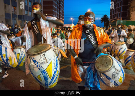 Murgas traditionnel et les écoles de samba au cours de l'appel (Llamadas) procession qui démarre officiellement le carnaval de Montevideo, Uruguay. Est le l Banque D'Images