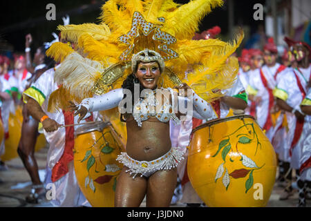 Murgas traditionnel et les écoles de samba au cours de l'appel (Llamadas) procession qui démarre officiellement le carnaval de Montevideo, Uruguay. Est le l Banque D'Images